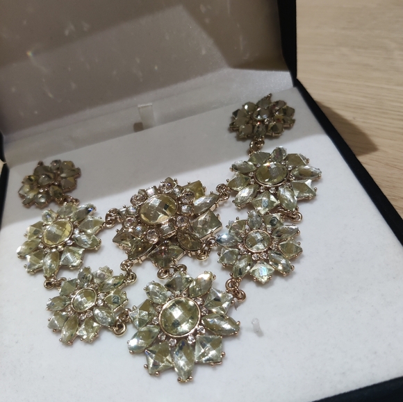 Beautiful Sparkle Necklace - Picture 2 of 3